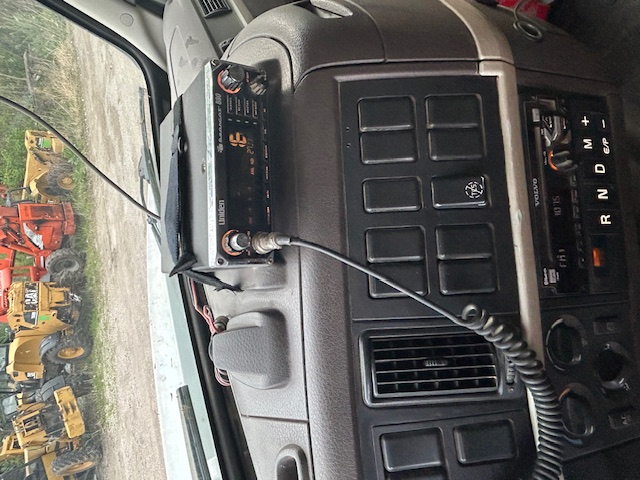 2017 VOLVO VHD - Image 17