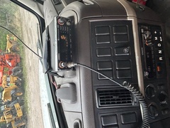 2017 VOLVO VHD - Image 17