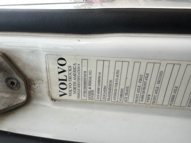 2017 VOLVO VHD - Image 21