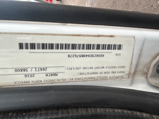 2017 VOLVO VHD - Image 23