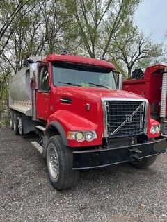 2015 VOLVO VHD - Image 2
