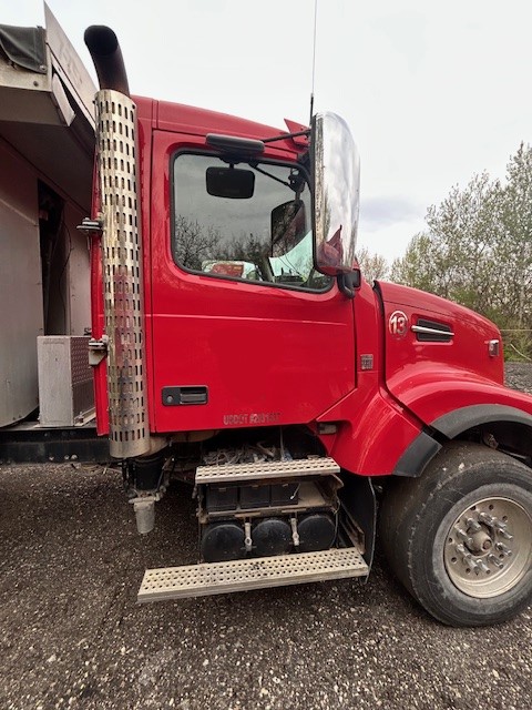 2015 VOLVO VHD - view 3 of 27