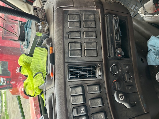 2015 VOLVO VHD - Image 22