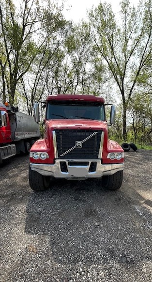 2018 VOLVO VHD - view 3 of 13