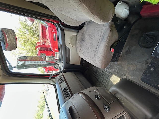 2018 VOLVO VHD - Image 13