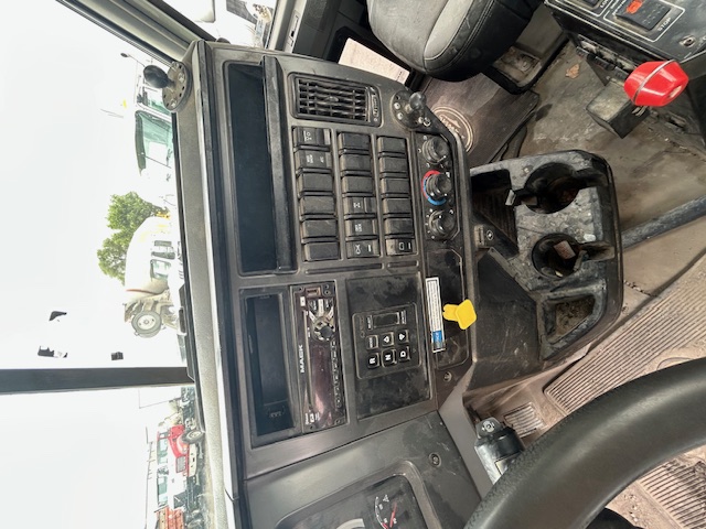 2019 MACK GR64FR - Image 17