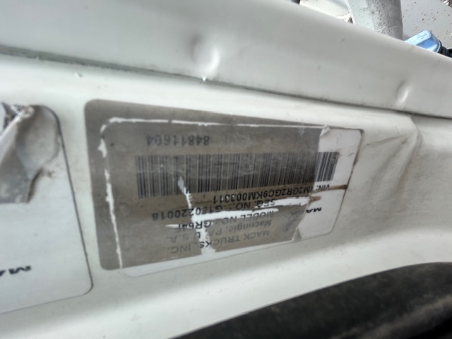 2019 MACK GR64FR - Image 19
