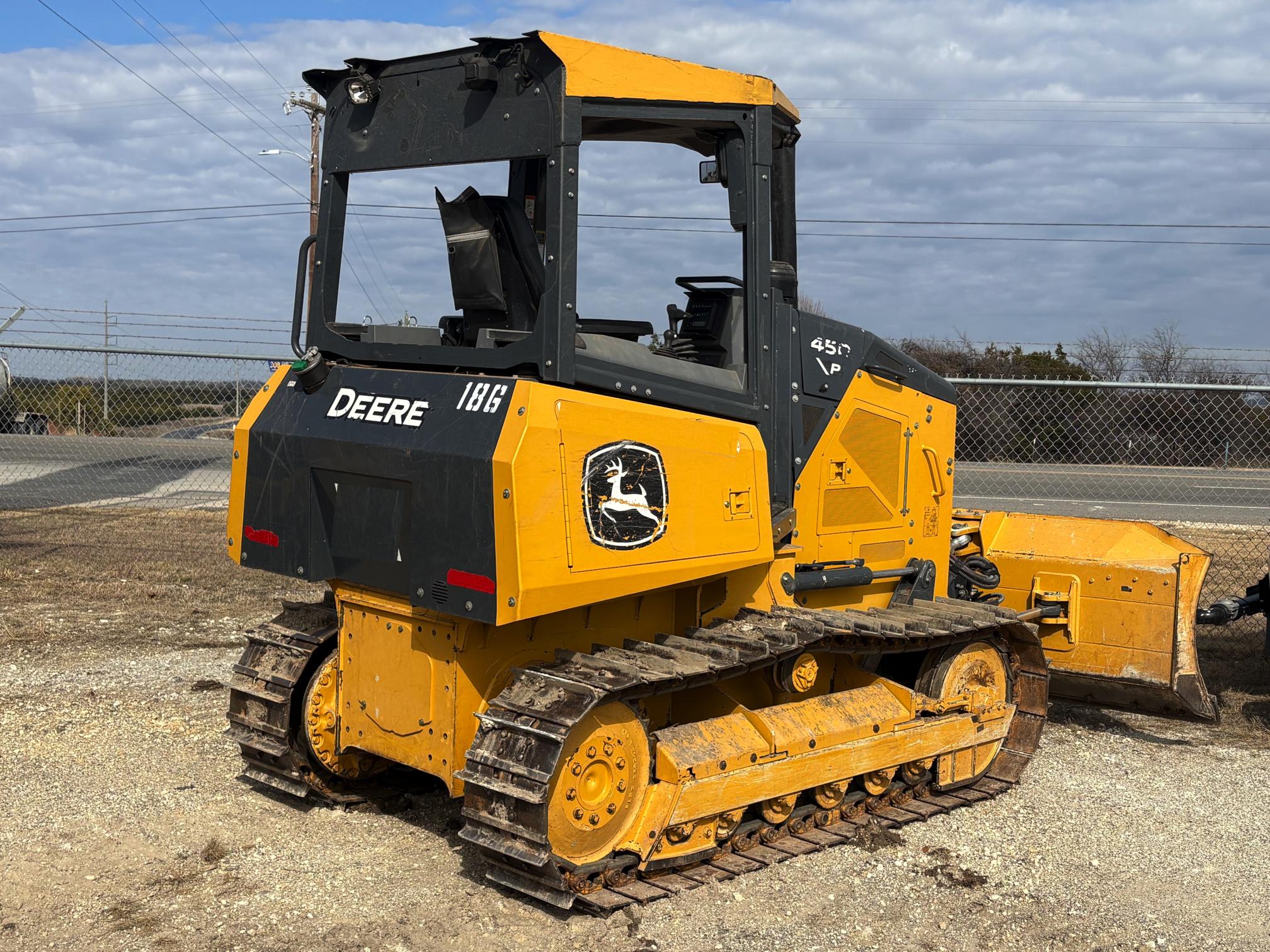 2023 DEERE 450 P-Tier - Image 3