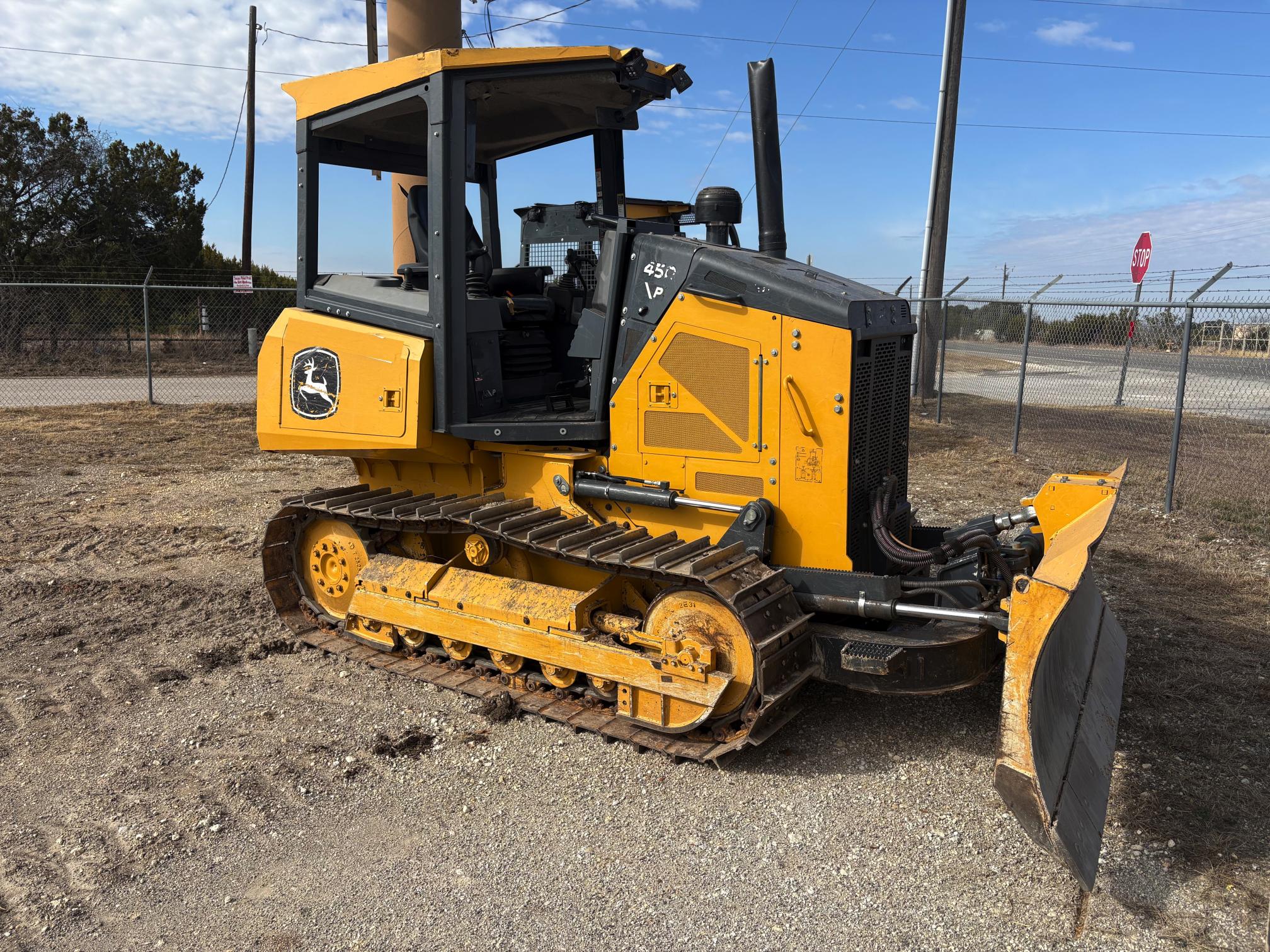 2023 DEERE 450 P-Tier - Image 4