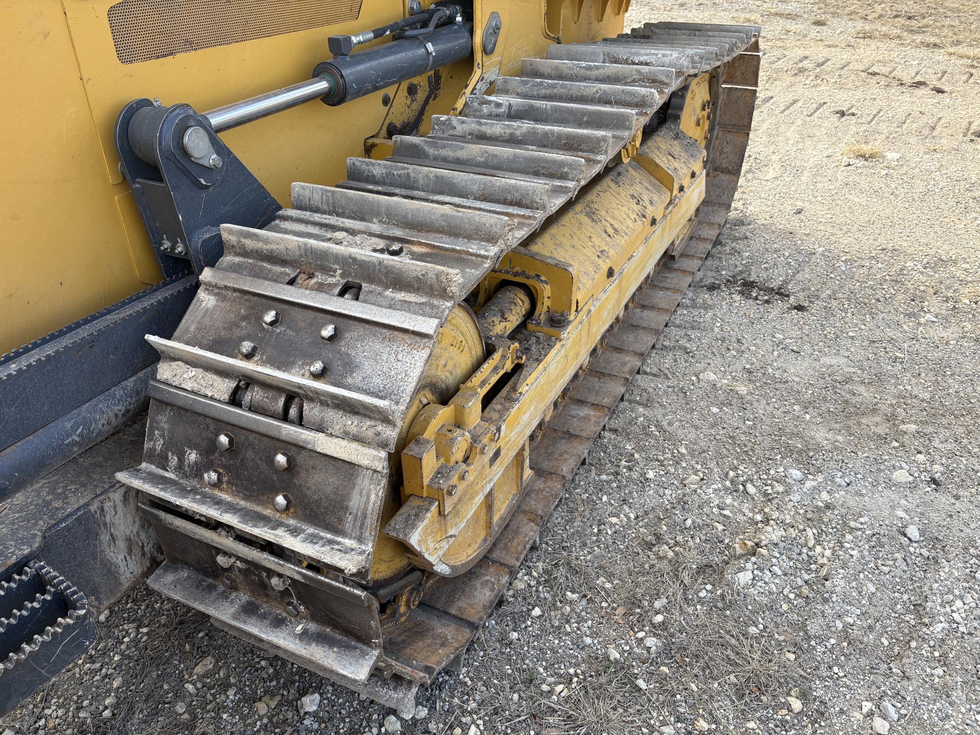 2023 DEERE 450 P-Tier - view 6 of 47