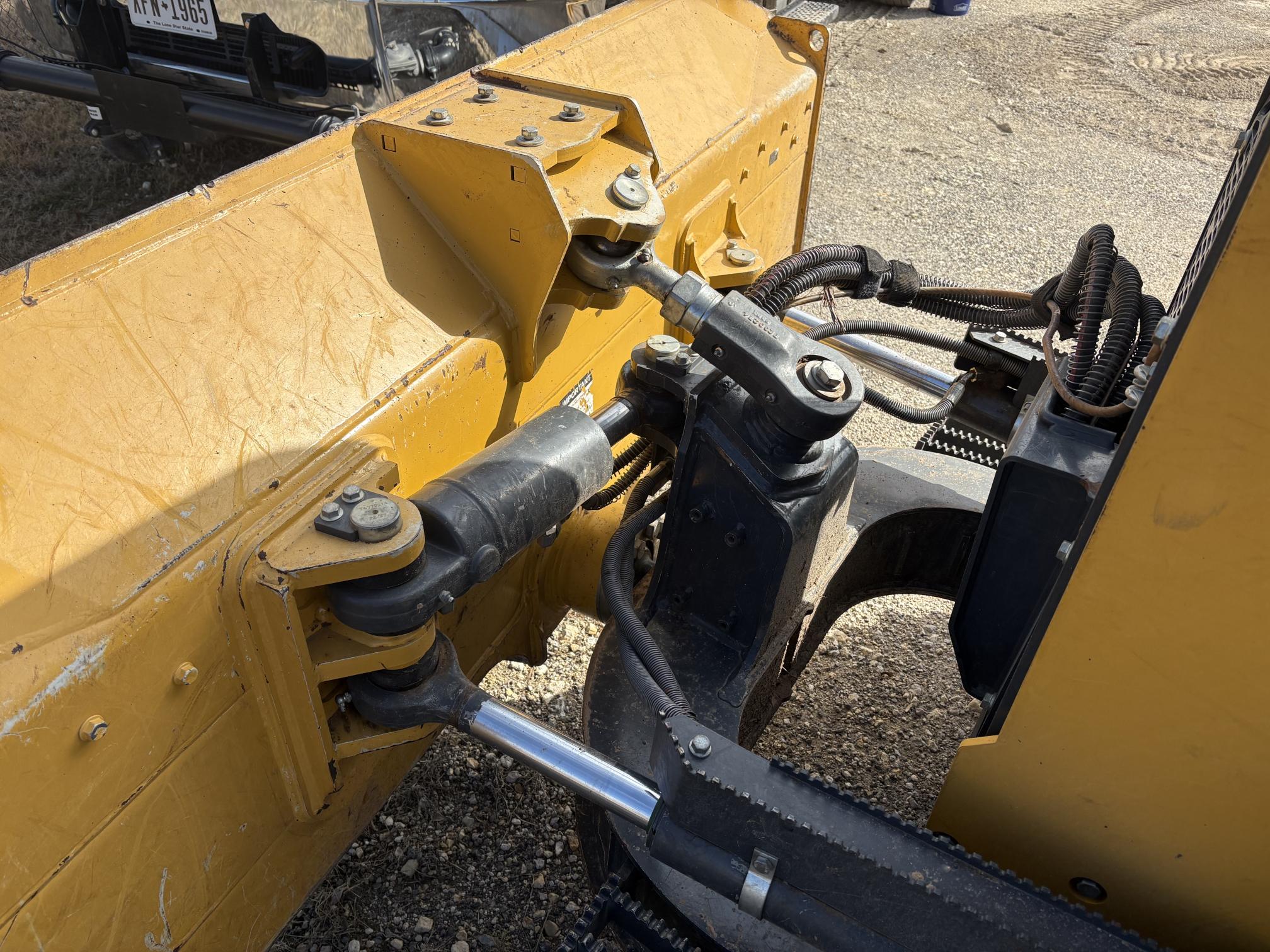 2023 DEERE 450 P-Tier - view 14 of 47