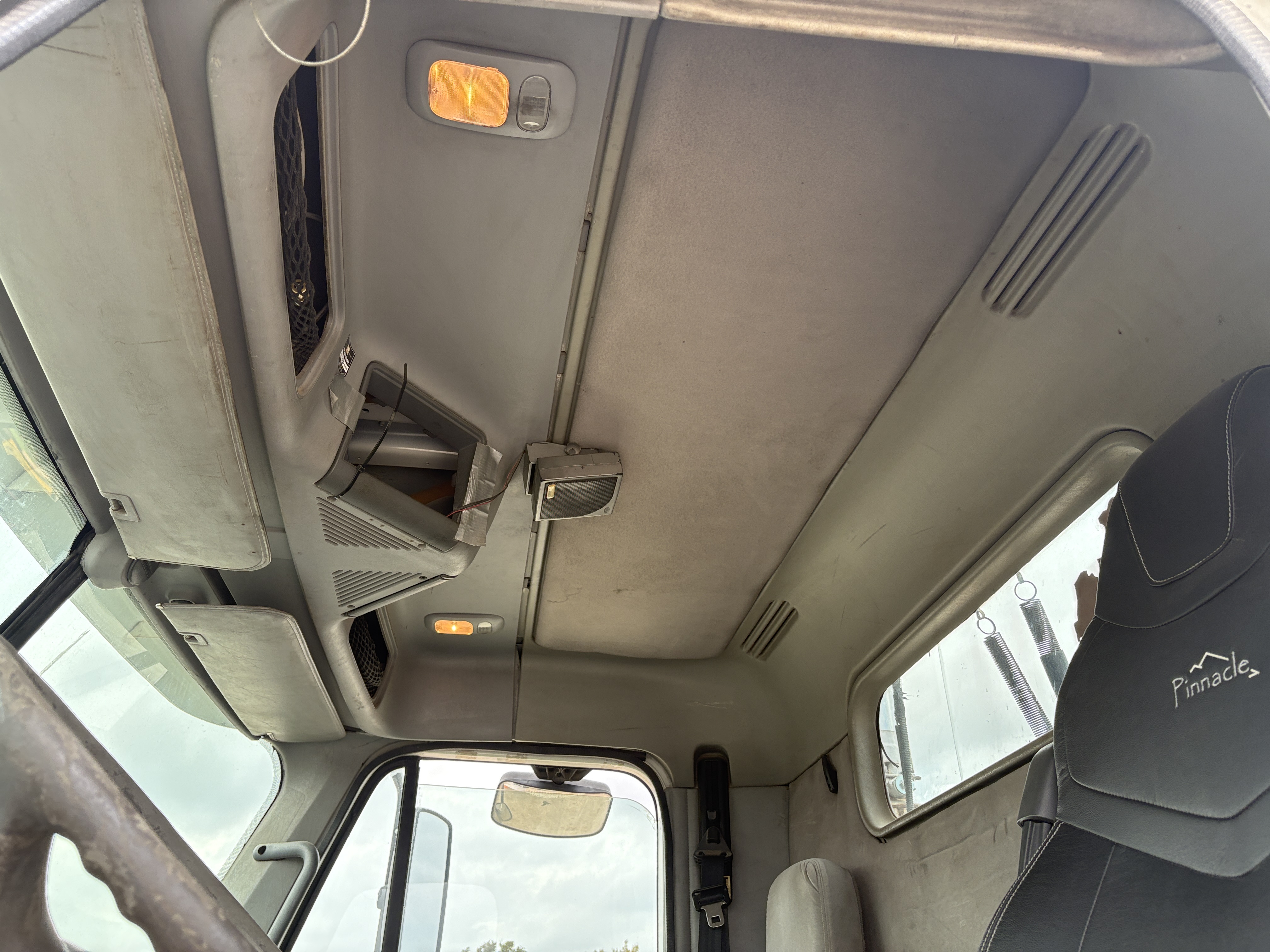 2005 FREIGHTLINER COLUMBIA - Image 34