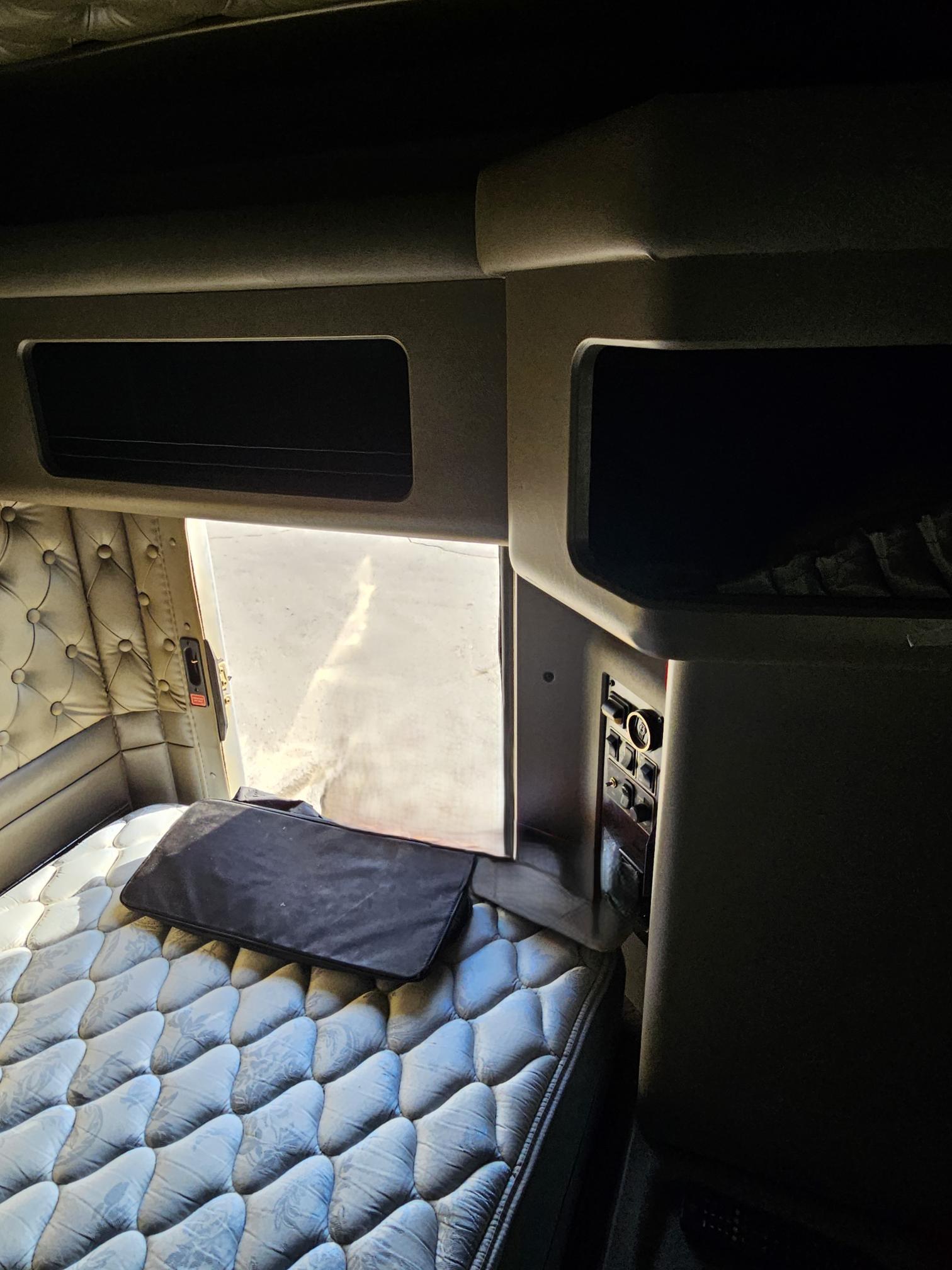 2016 KENWORTH W900L - Image 25