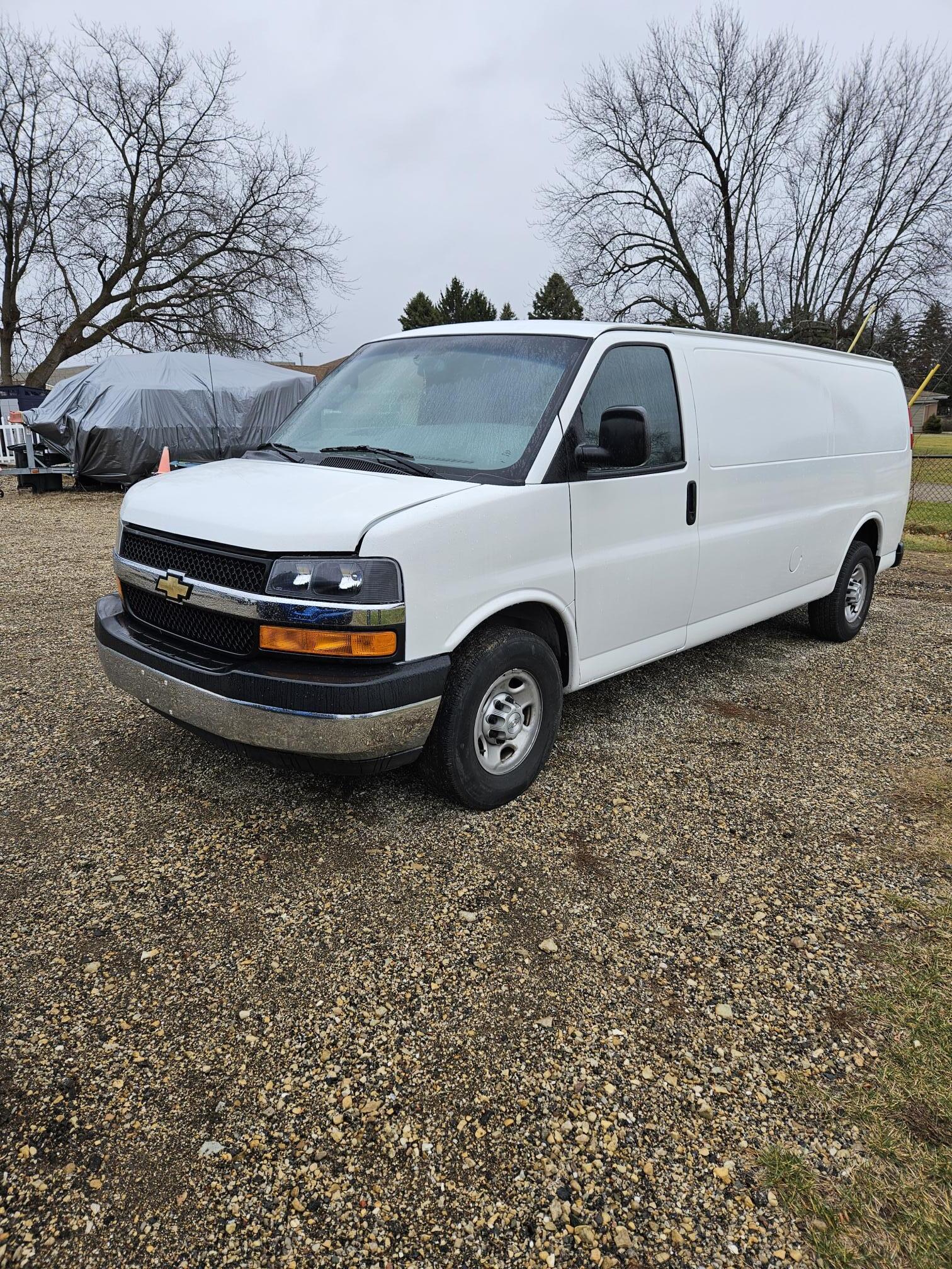 2019 CHEVROLET 2500 Express Cargo Van - view 3 of 17
