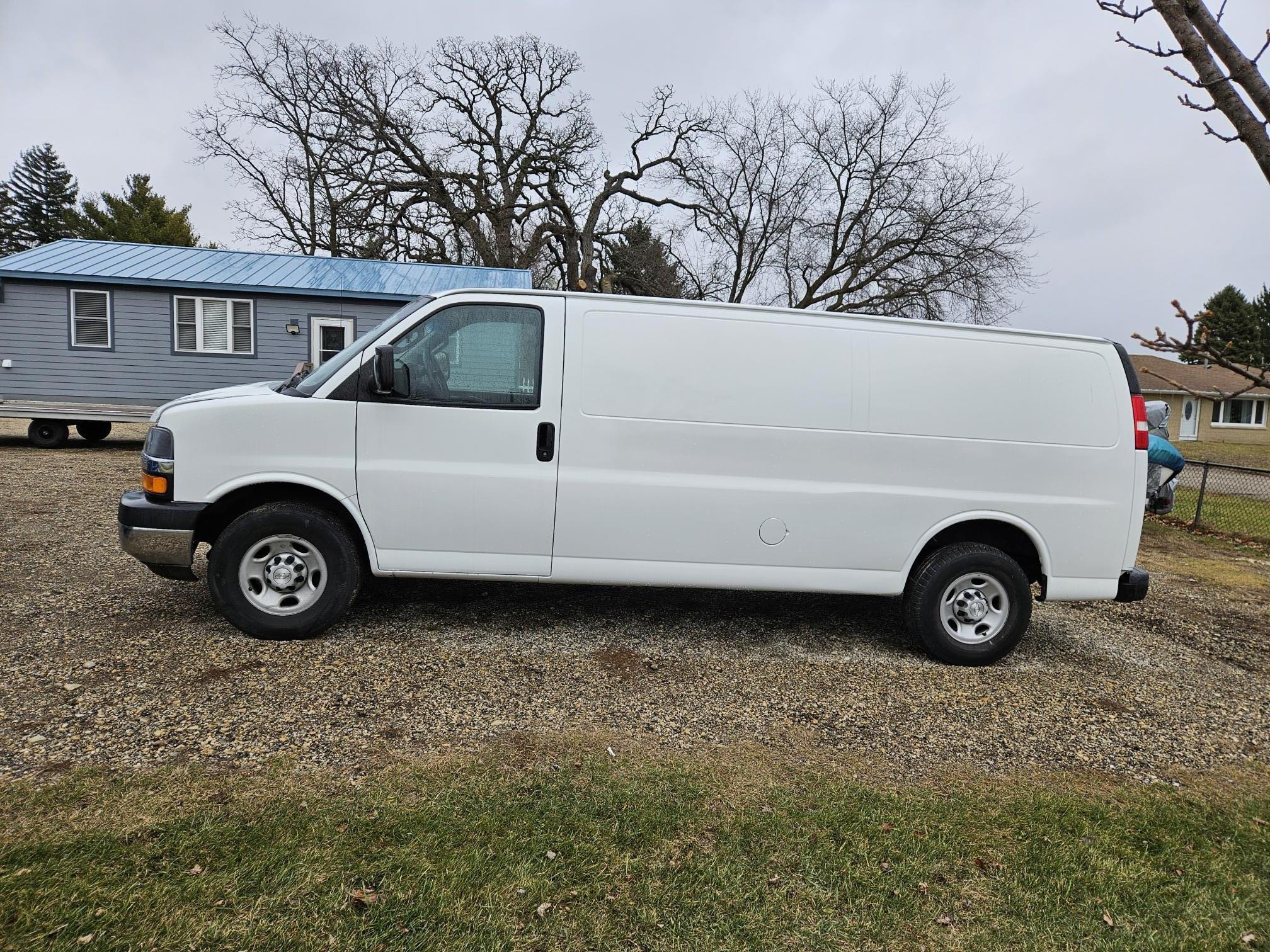 2019 CHEVROLET 2500 Express Cargo Van - view 2 of 17