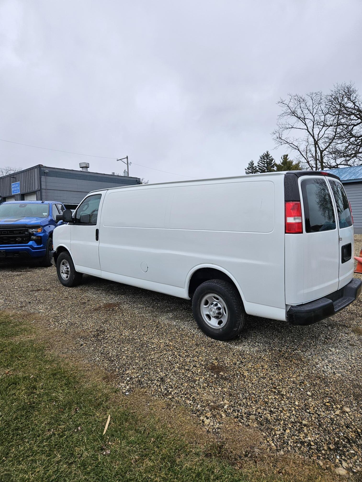 2019 CHEVROLET 2500 Express Cargo Van - view 4 of 17