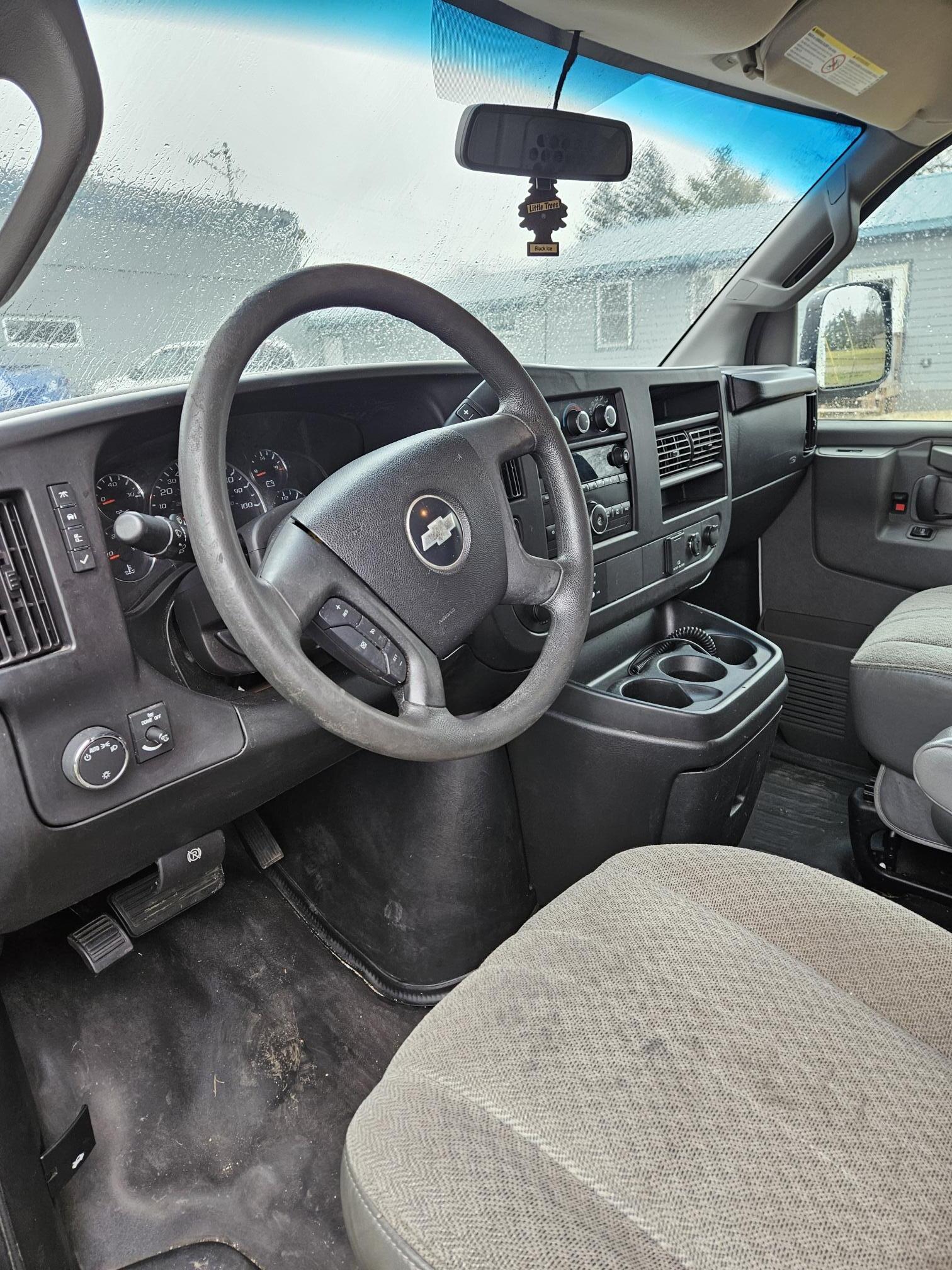 2019 CHEVROLET 2500 Express Cargo Van - view 8 of 17