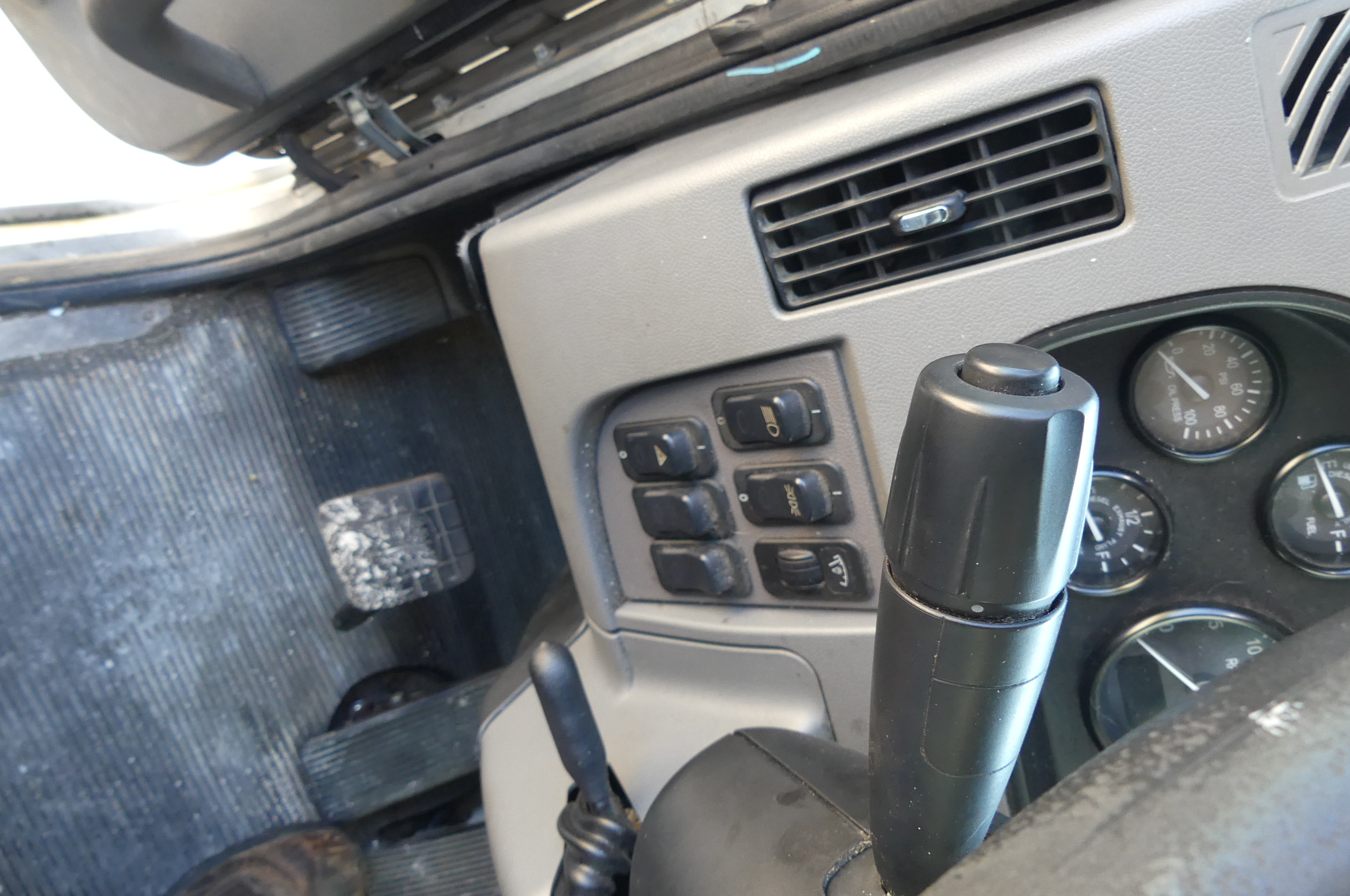 2016 PETERBILT 337 - Image 14