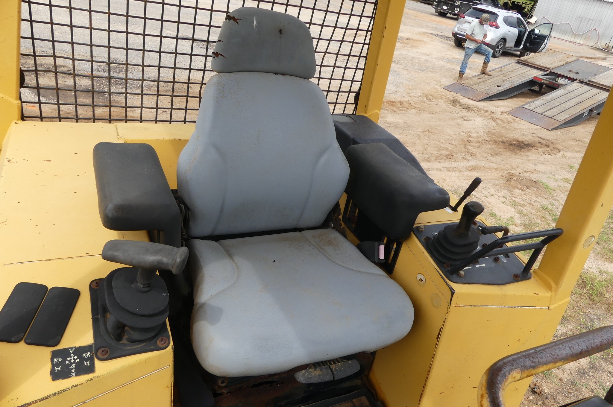 2002 DEERE 450H LT - view 16 of 22