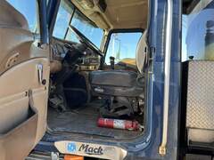 2005 MACK CV713 - Image 24