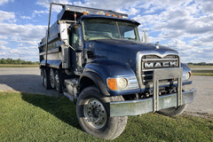 2005 MACK CV713 - Image 1
