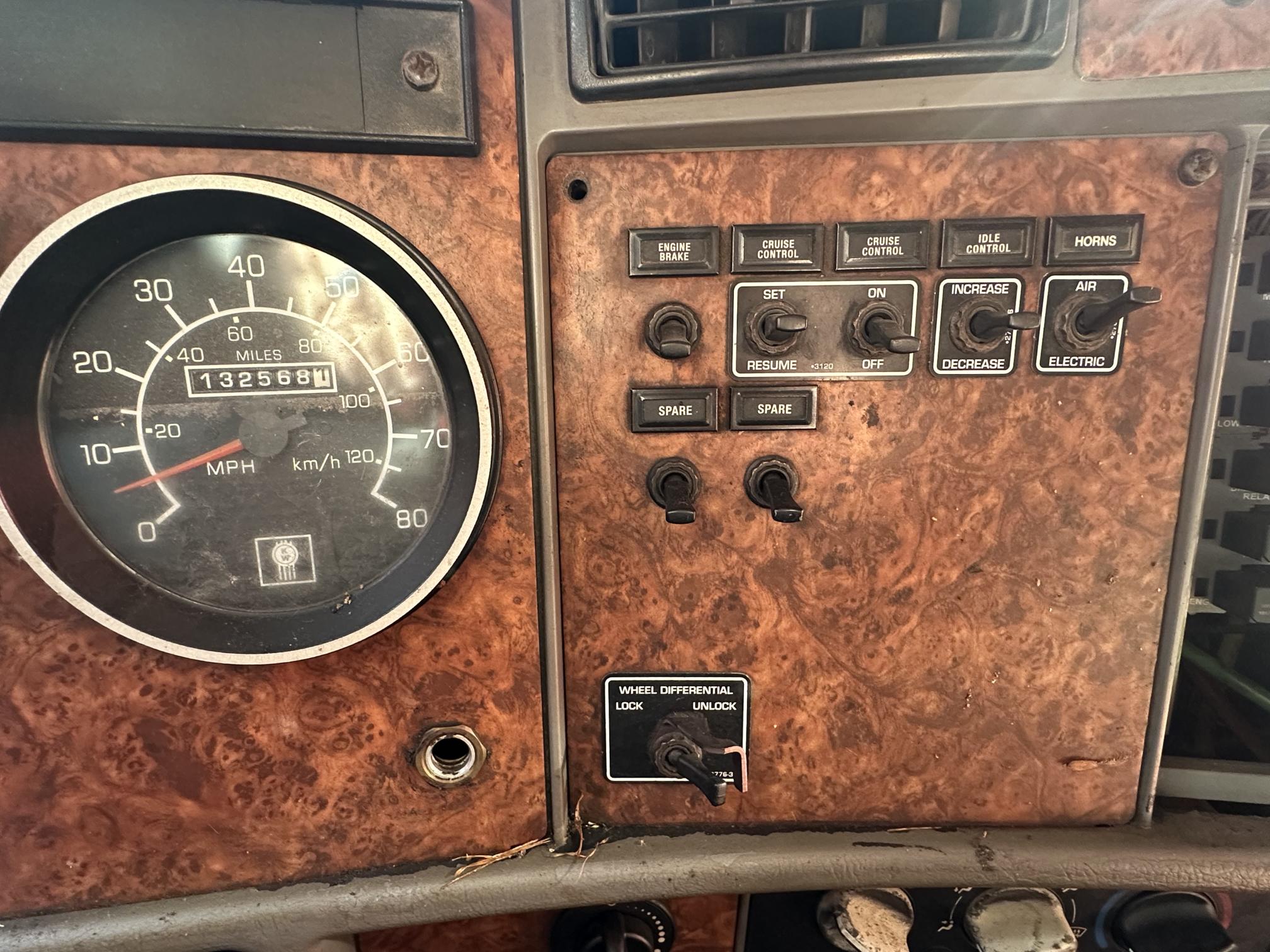 2004 KENWORTH T300 - Image 24