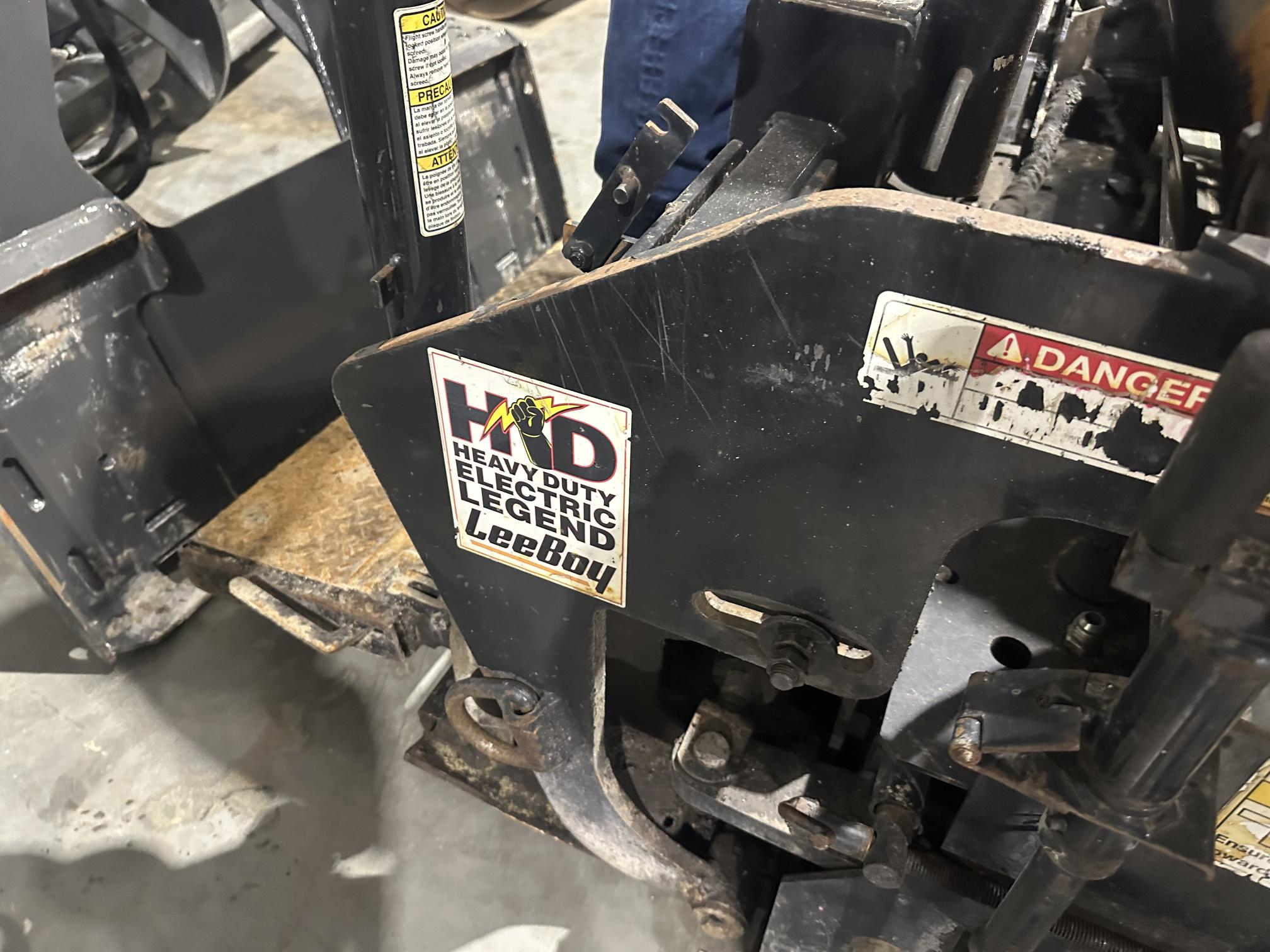 2015 LEEBOY 8515C - Image 12