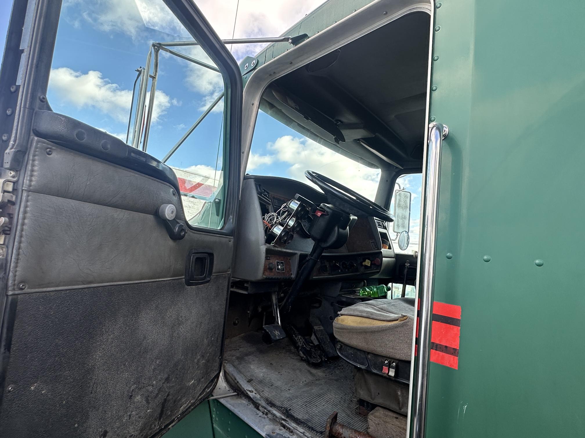 2004 KENWORTH T300 - Image 24