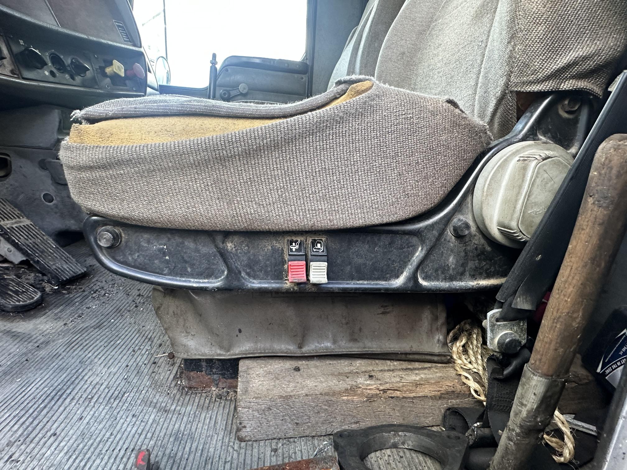 2004 KENWORTH T300 - Image 25