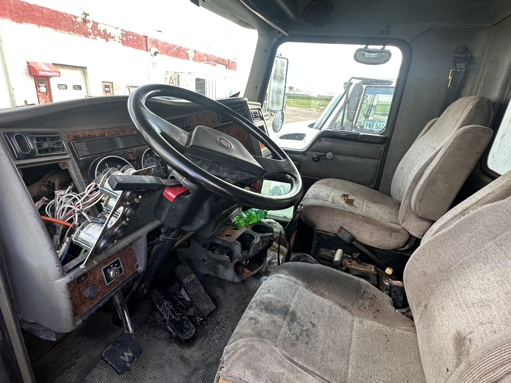 2004 KENWORTH T300 - Image 26