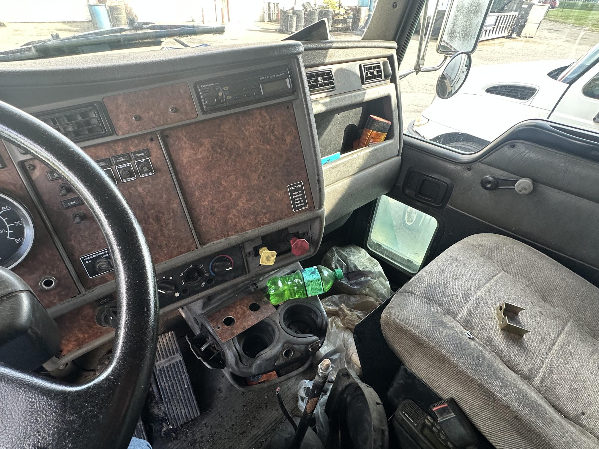 2004 KENWORTH T300 - Image 27