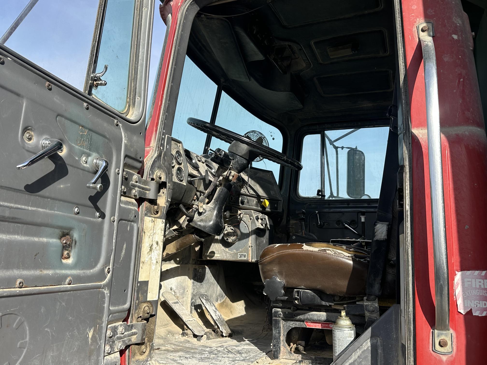 1997 MACK RD8 - Image 32