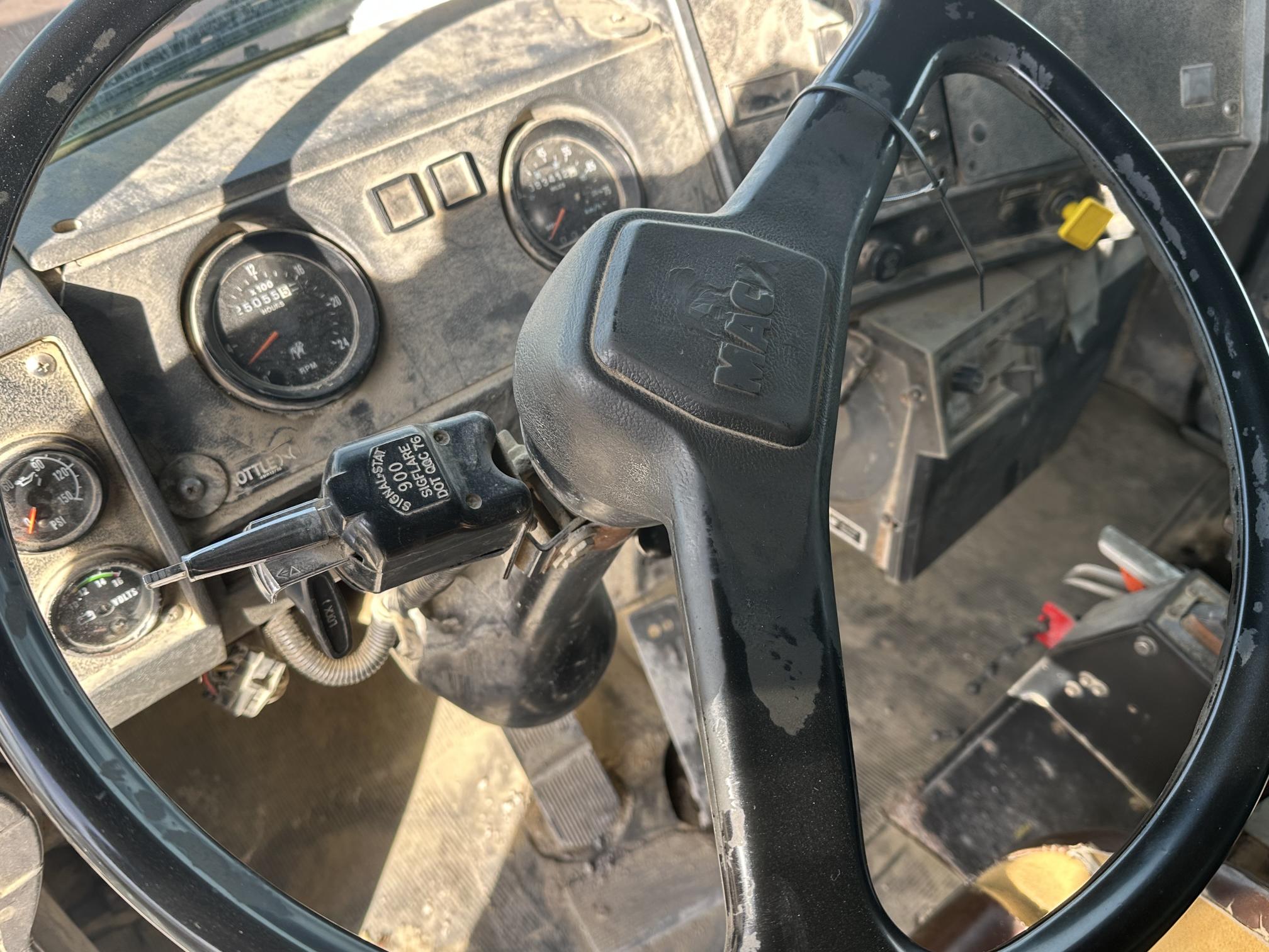 1997 MACK RD8 - Image 36