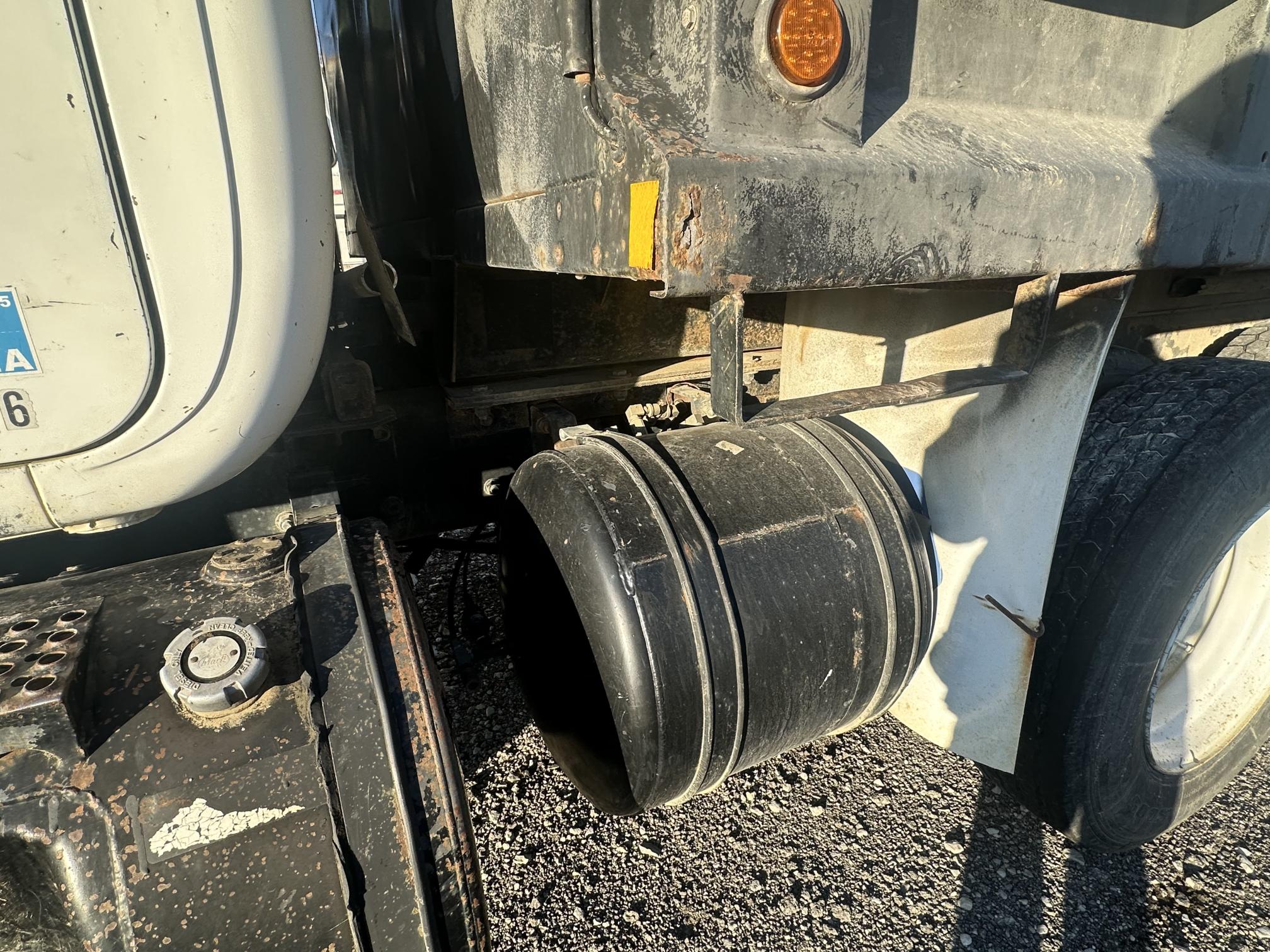 1999 MACK RD690S - view 11 of 37