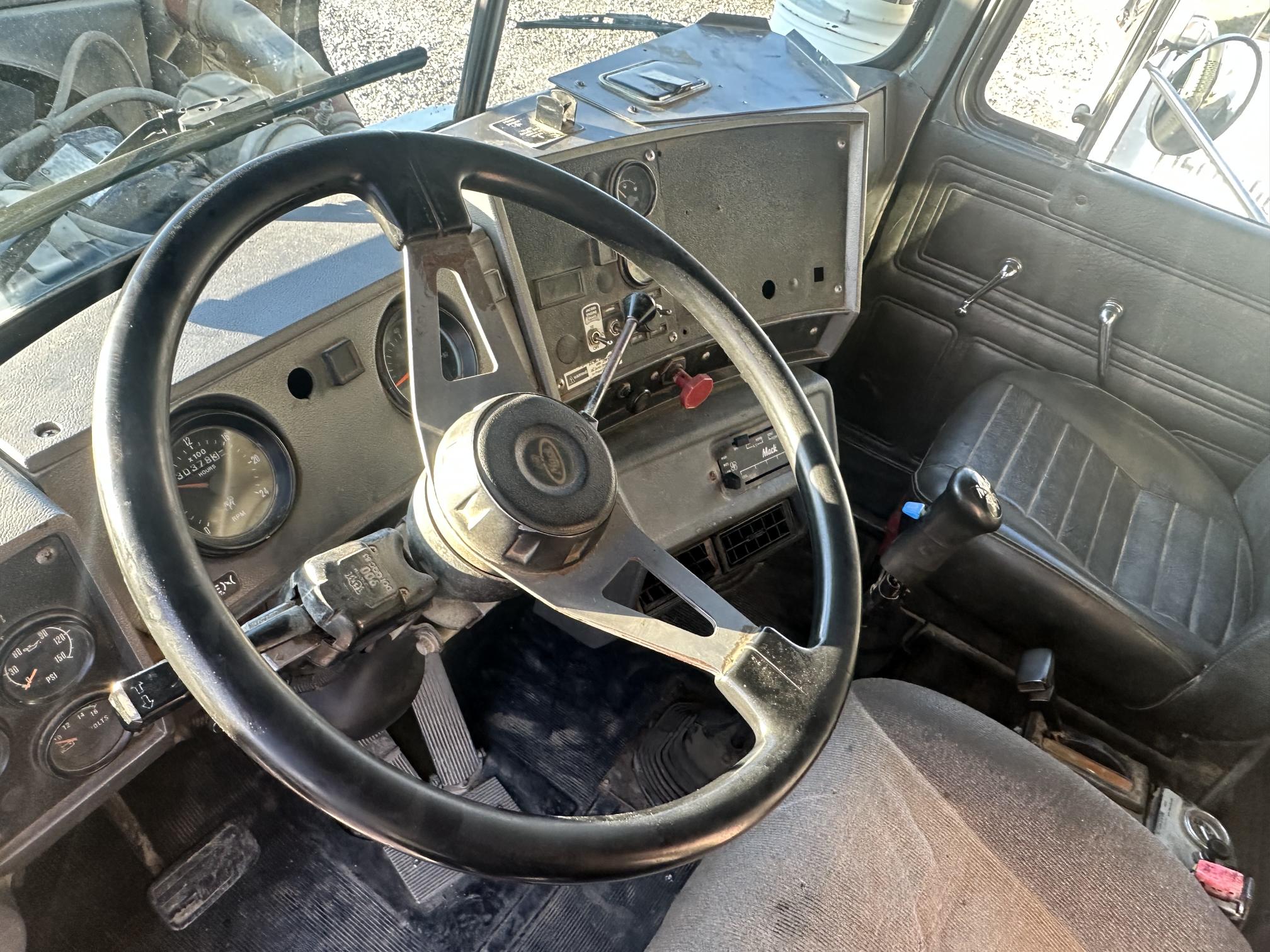 1999 MACK RD690S - Image 27