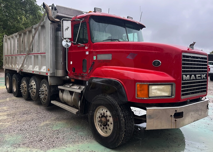 1999 MACK CL713