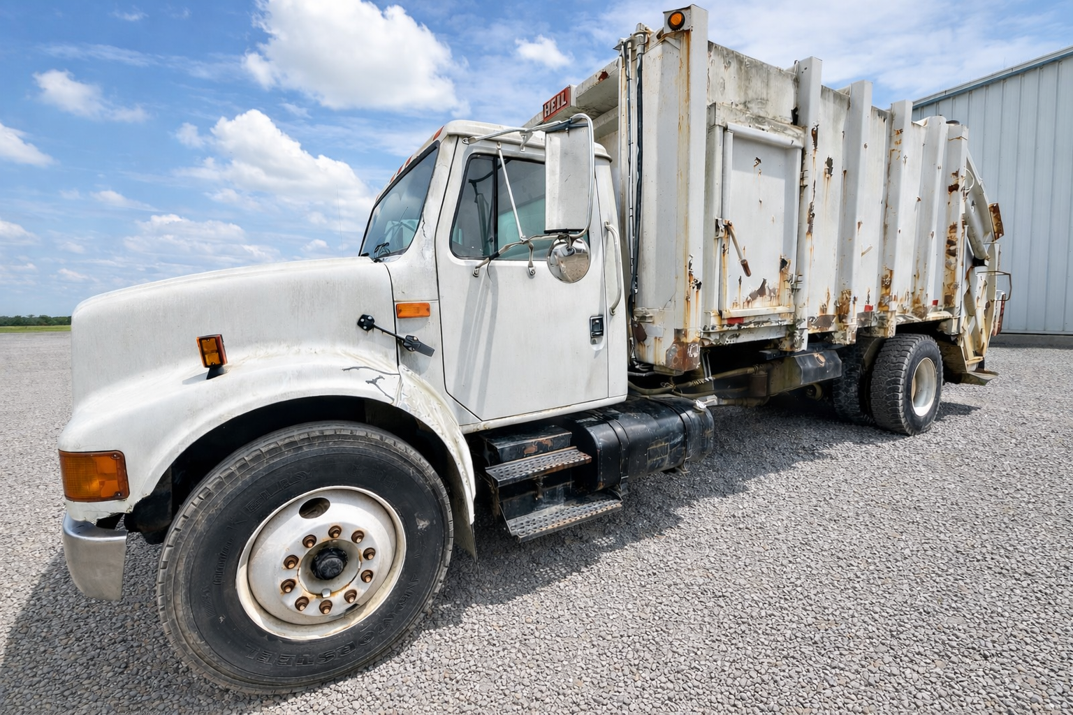 2001 INTERNATIONAL 4900 - Image 2