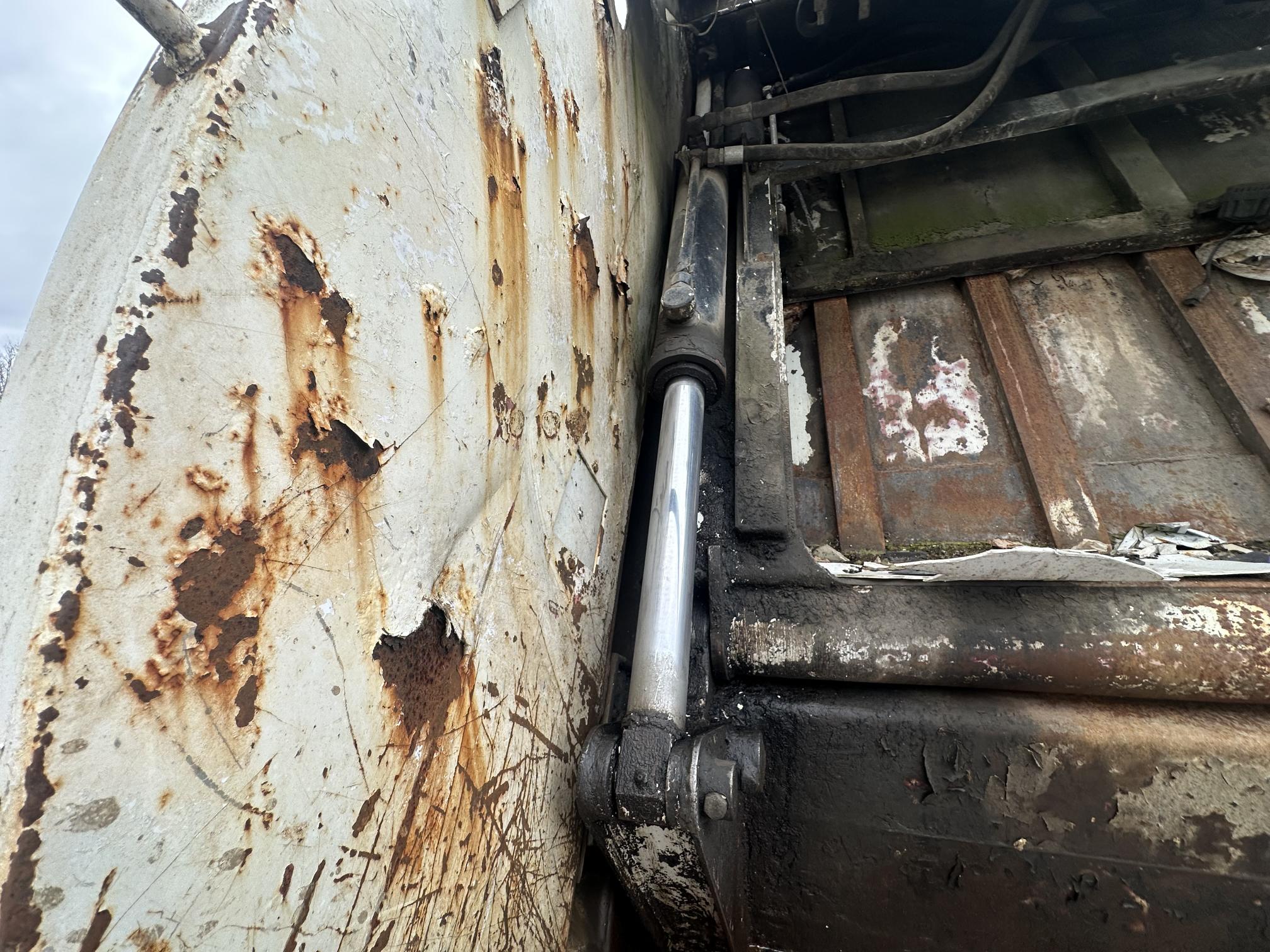 2001 INTERNATIONAL 4900 - view 18 of 35