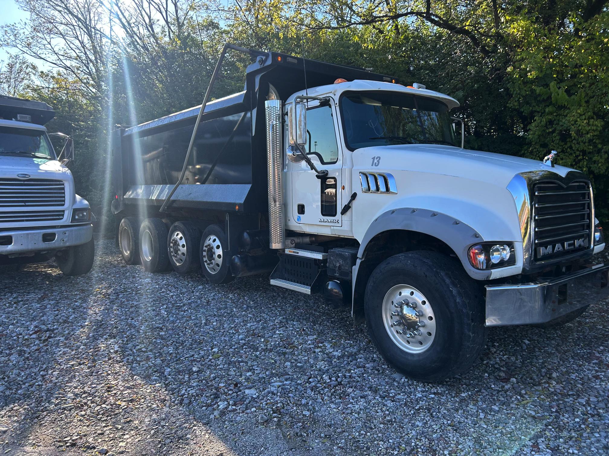 2013 MACK GU713 Granite - Image 2