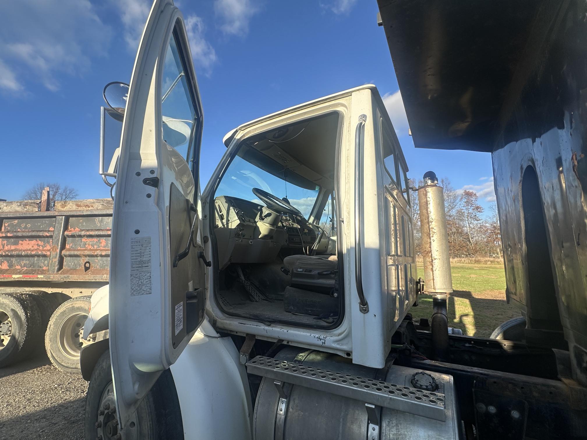 2004 STERLING L7500 - Image 25