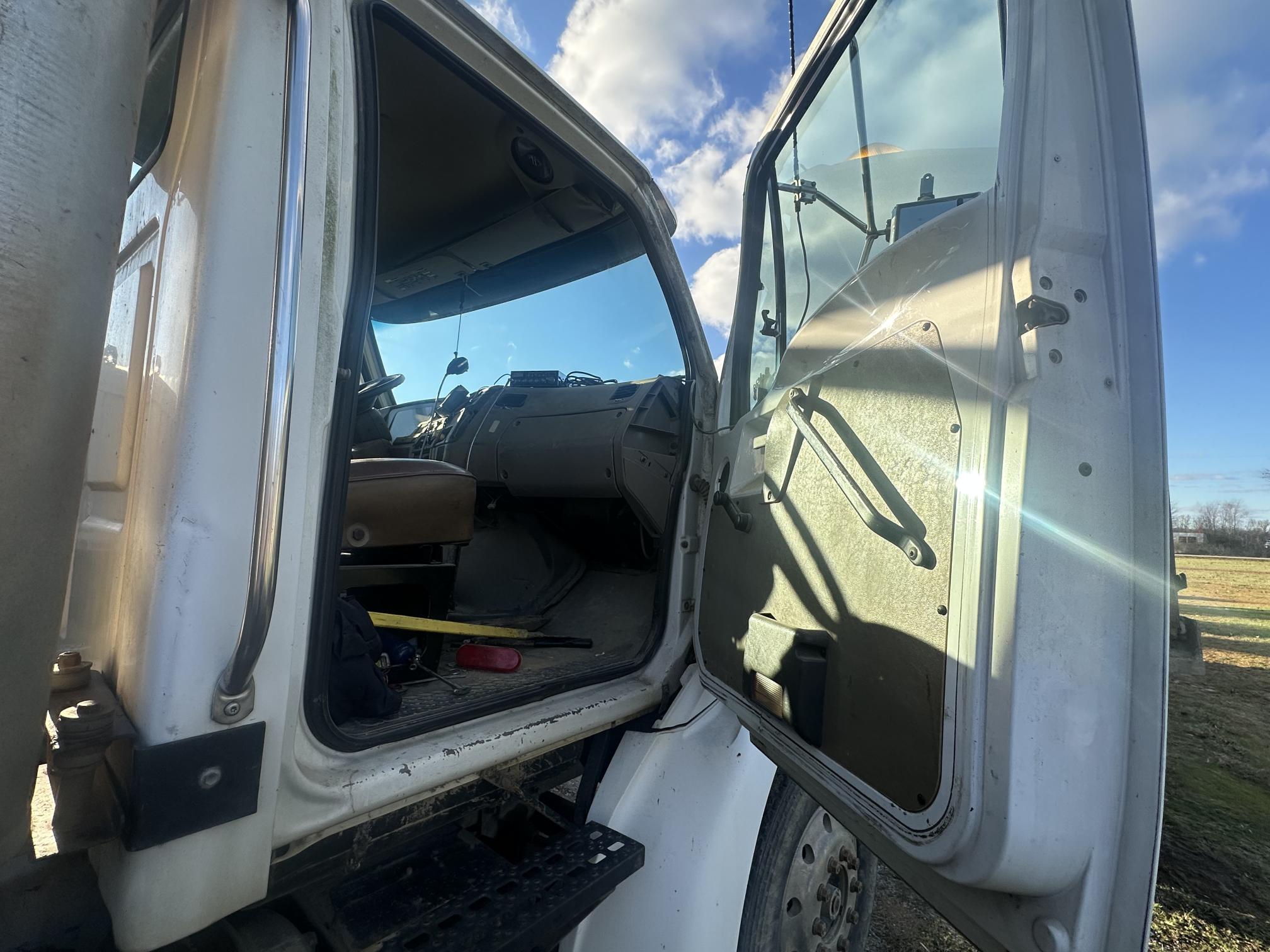 2004 STERLING L7500 - Image 26