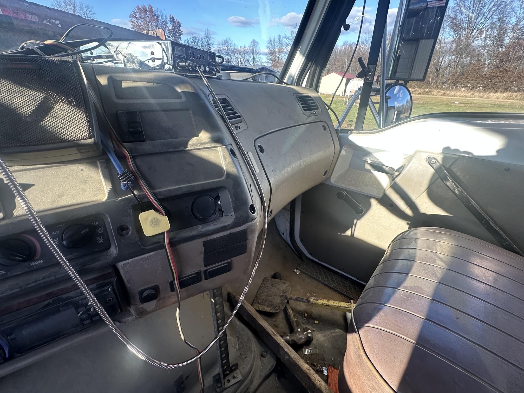 2004 STERLING L7500 - Image 33