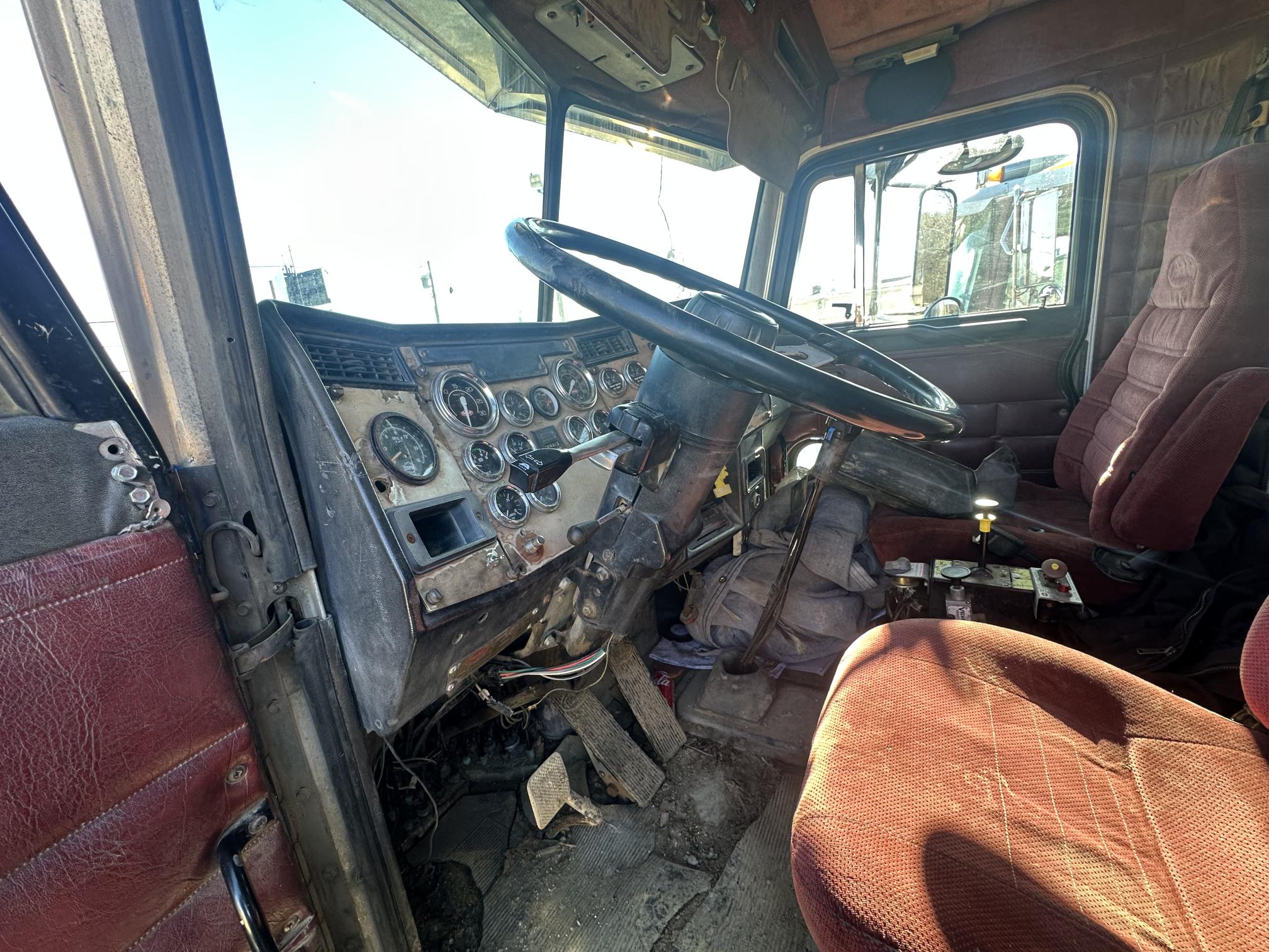 1992 PETERBILT 579 - Image 34