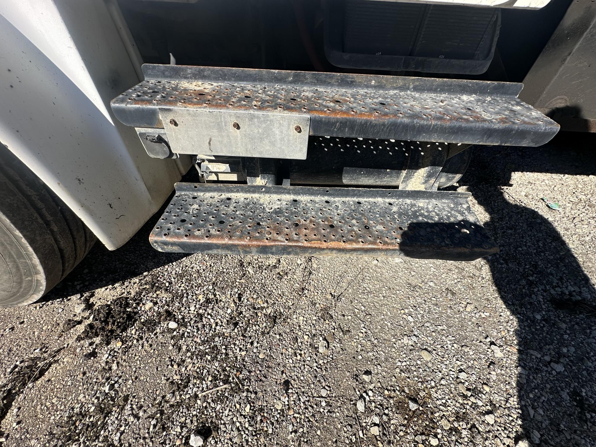 2007 FREIGHTLINER M2 106 - Image 10