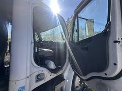 2007 FREIGHTLINER M2 106 - Image 24