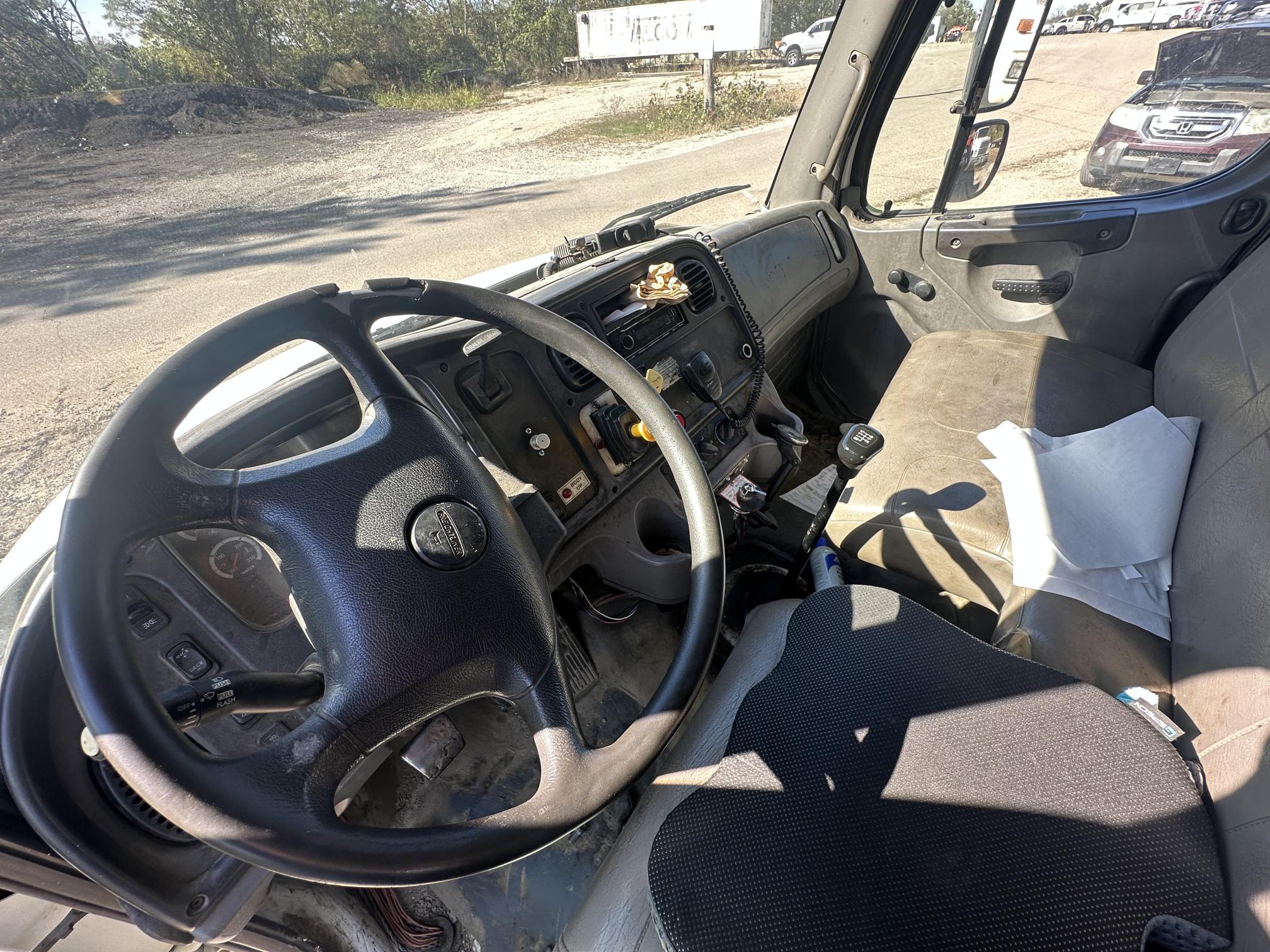 2007 FREIGHTLINER M2 106 - Image 26