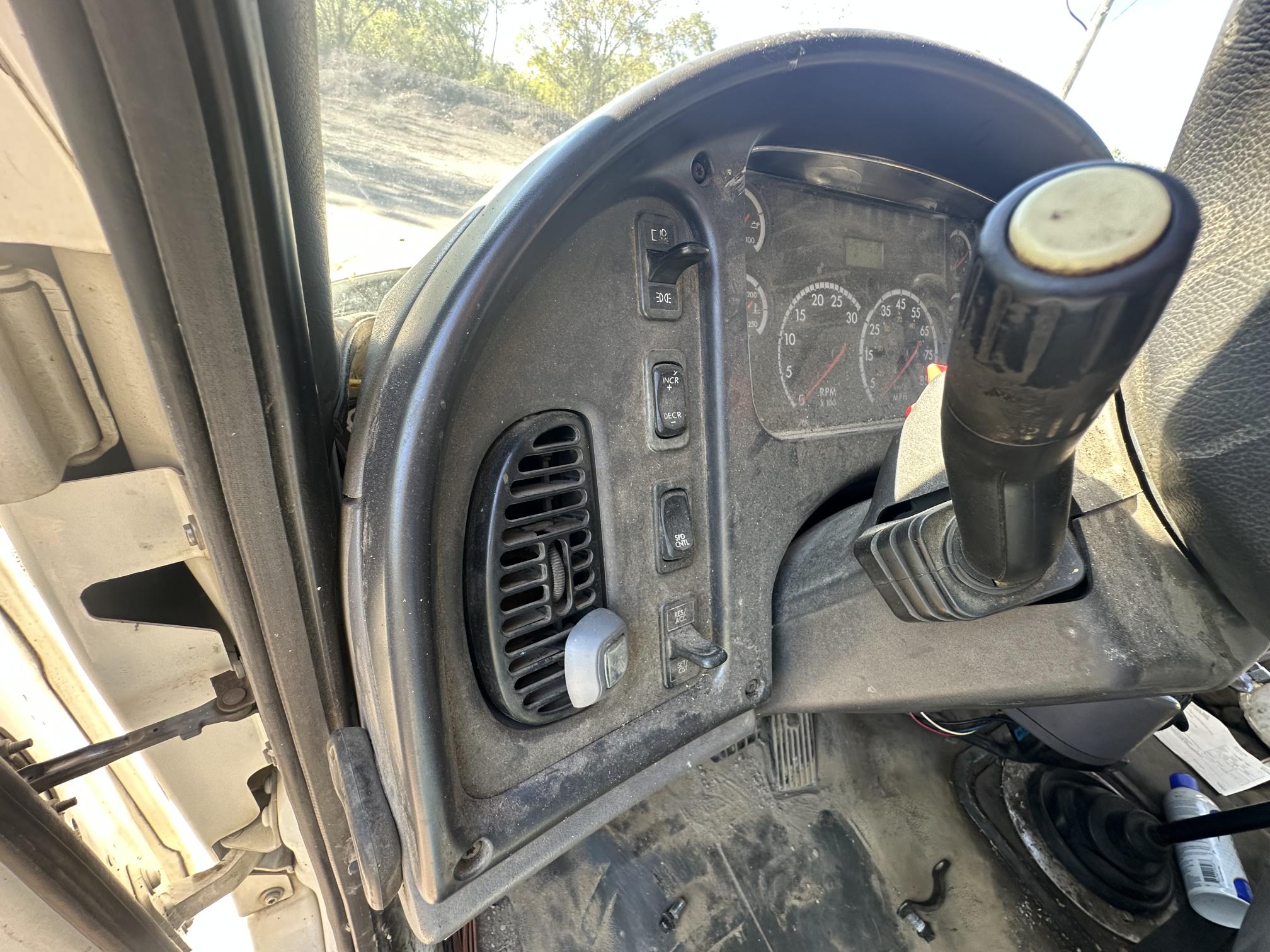 2007 FREIGHTLINER M2 106 - Image 30