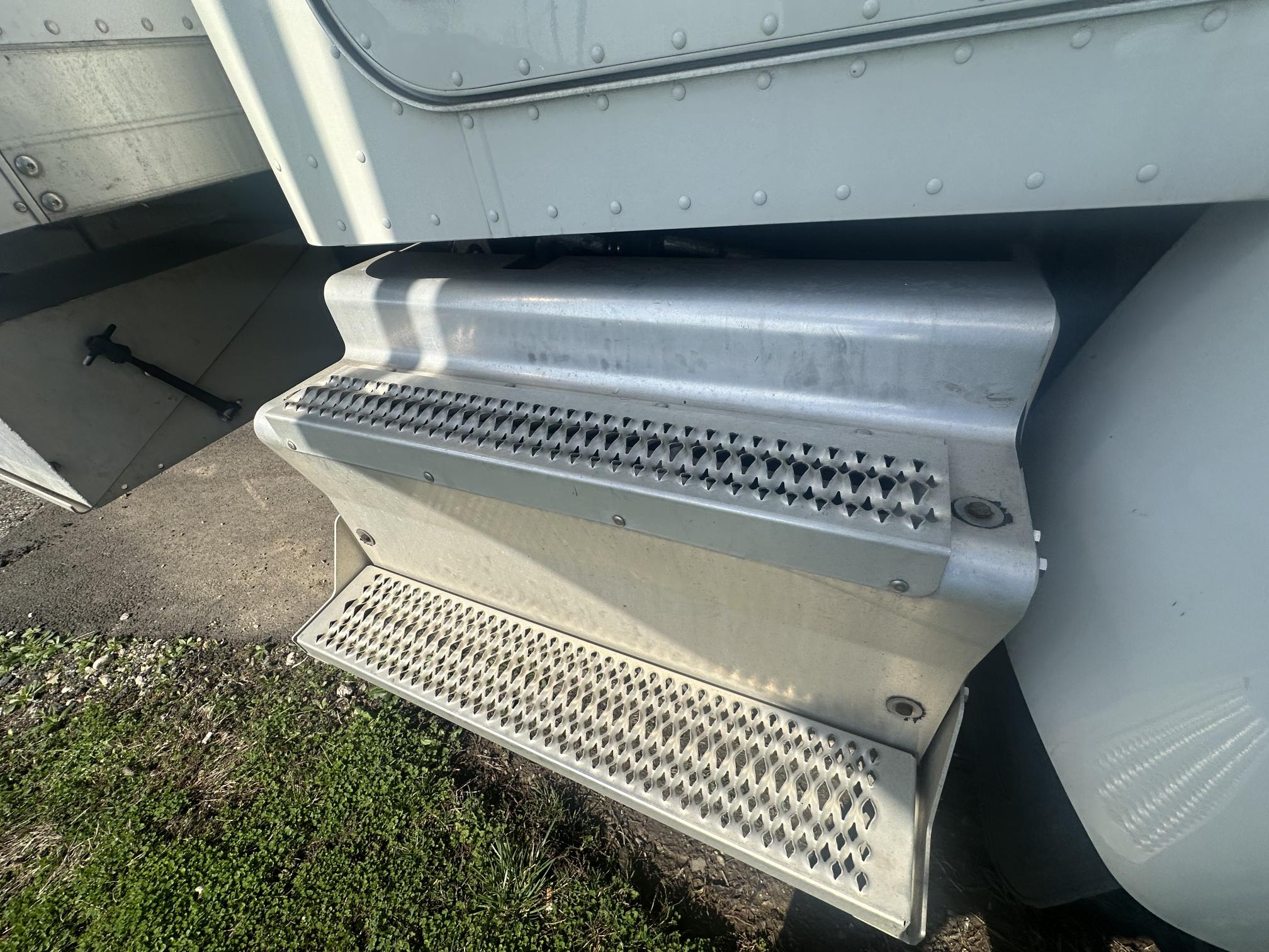 2014 PETERBILT 337 - Image 27