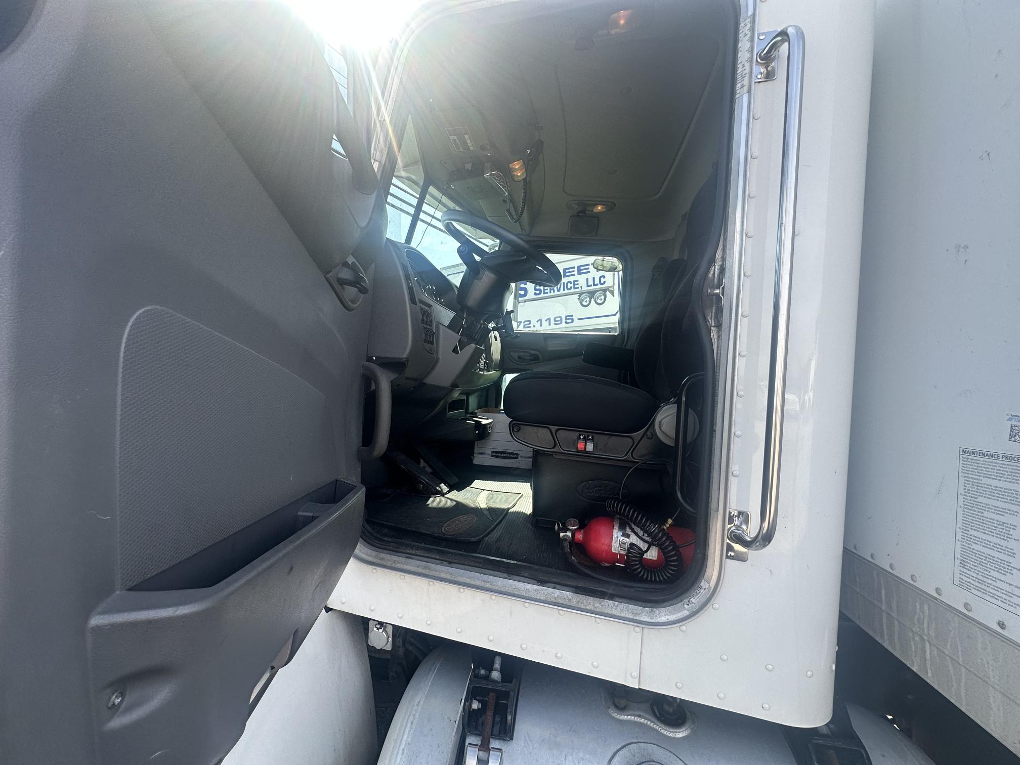 2014 PETERBILT 337 - Image 31