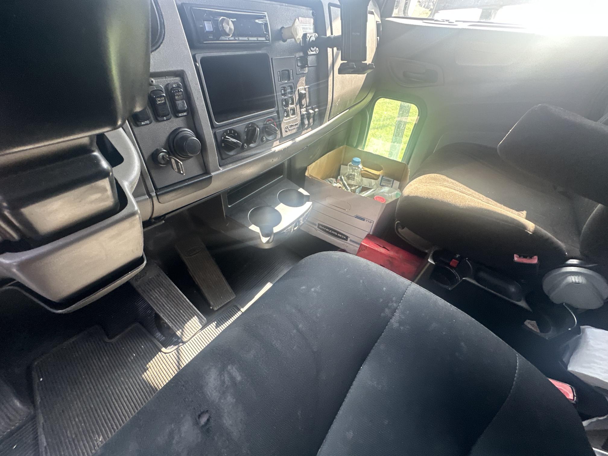 2014 PETERBILT 337 - Image 35